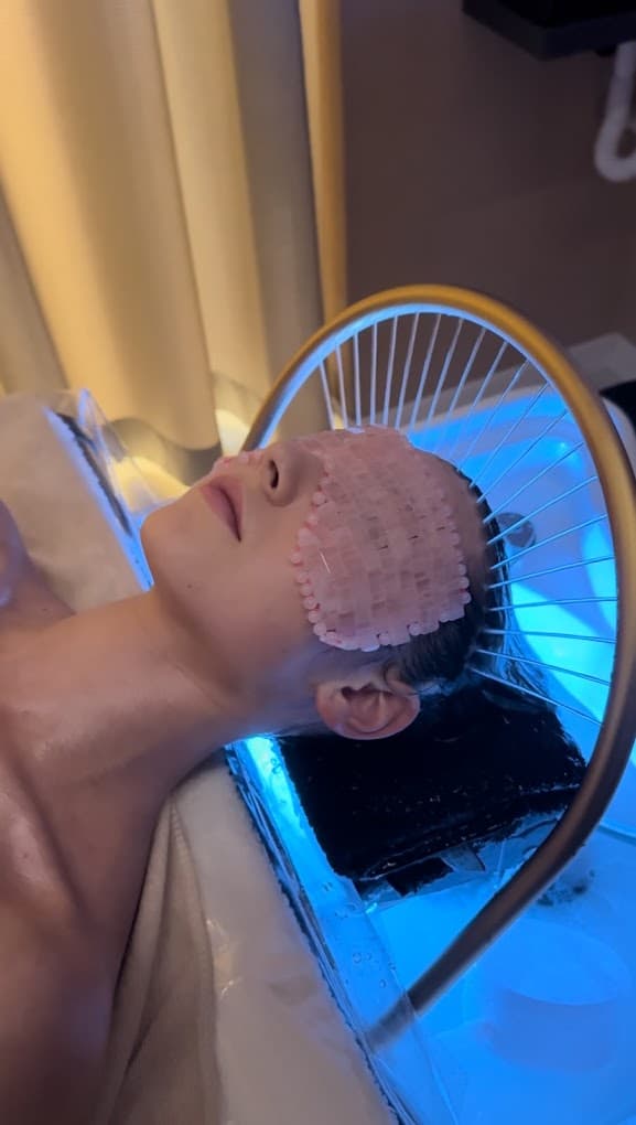 Head Spa rituál — krystalická maska a infra světlo