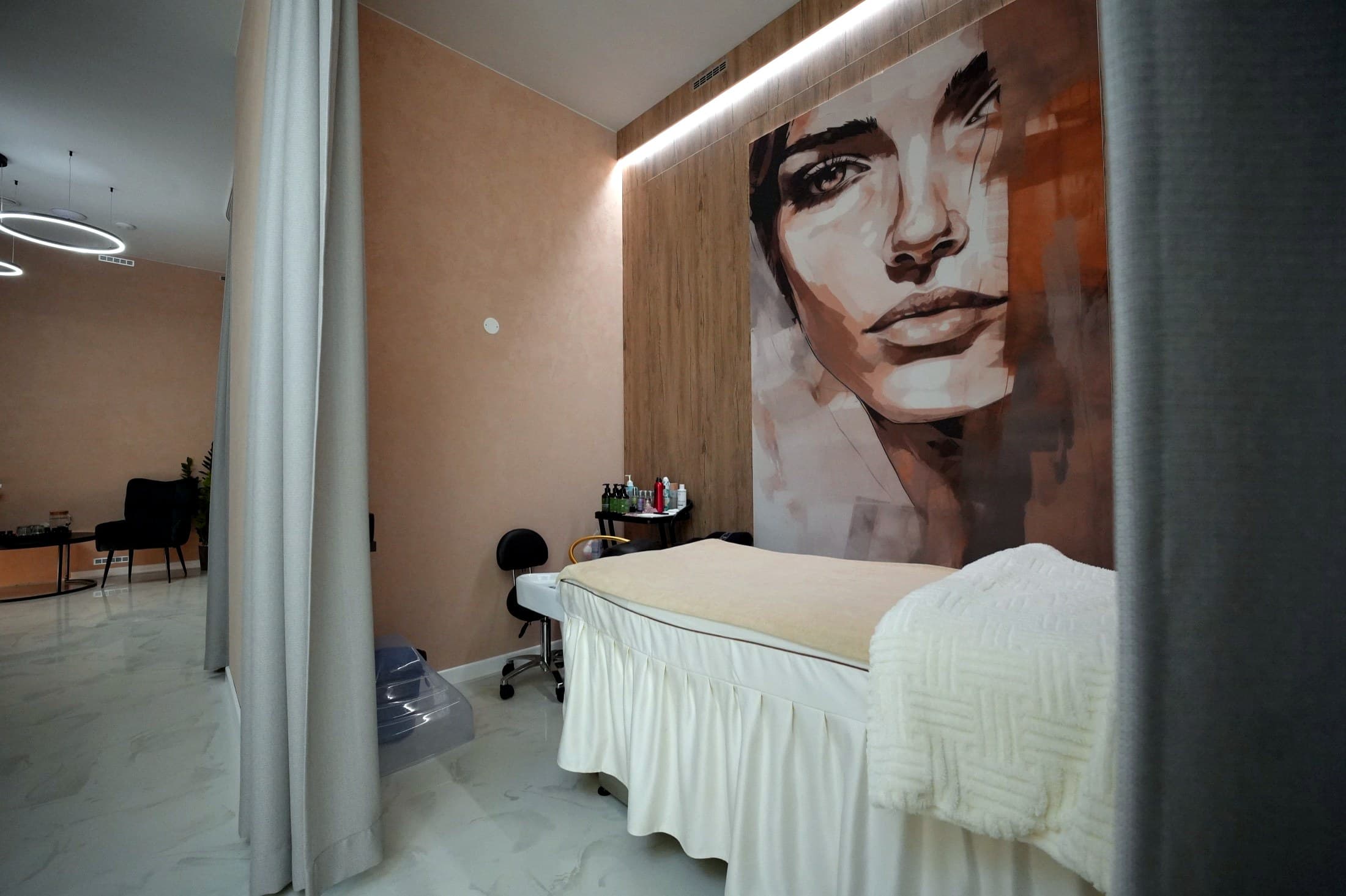 Místnost pro Head Spa rituál — lehátko, teplé dřevo, klid